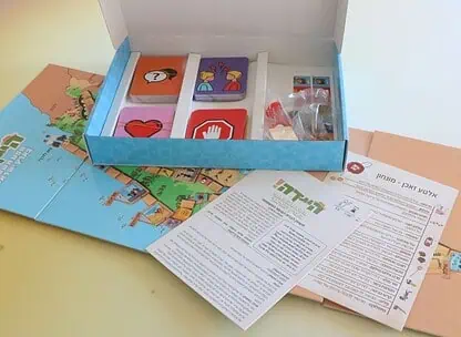 לוח משחק מחיק בתוך מארז קופסה קשיח