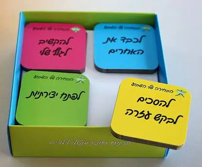 הדפסת קלפים וקופסת קלפים.