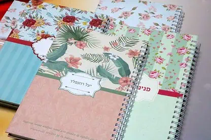 מחברת כריכה קשה עם שם