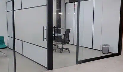 חיפוי חללים שקופים במדבקה חלבית