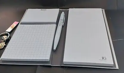 מחברת ועט ממותג